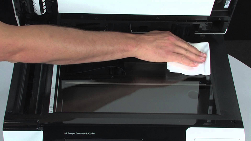 Vệ sinh gương phản chiếu máy in để tránh bụi bẩn